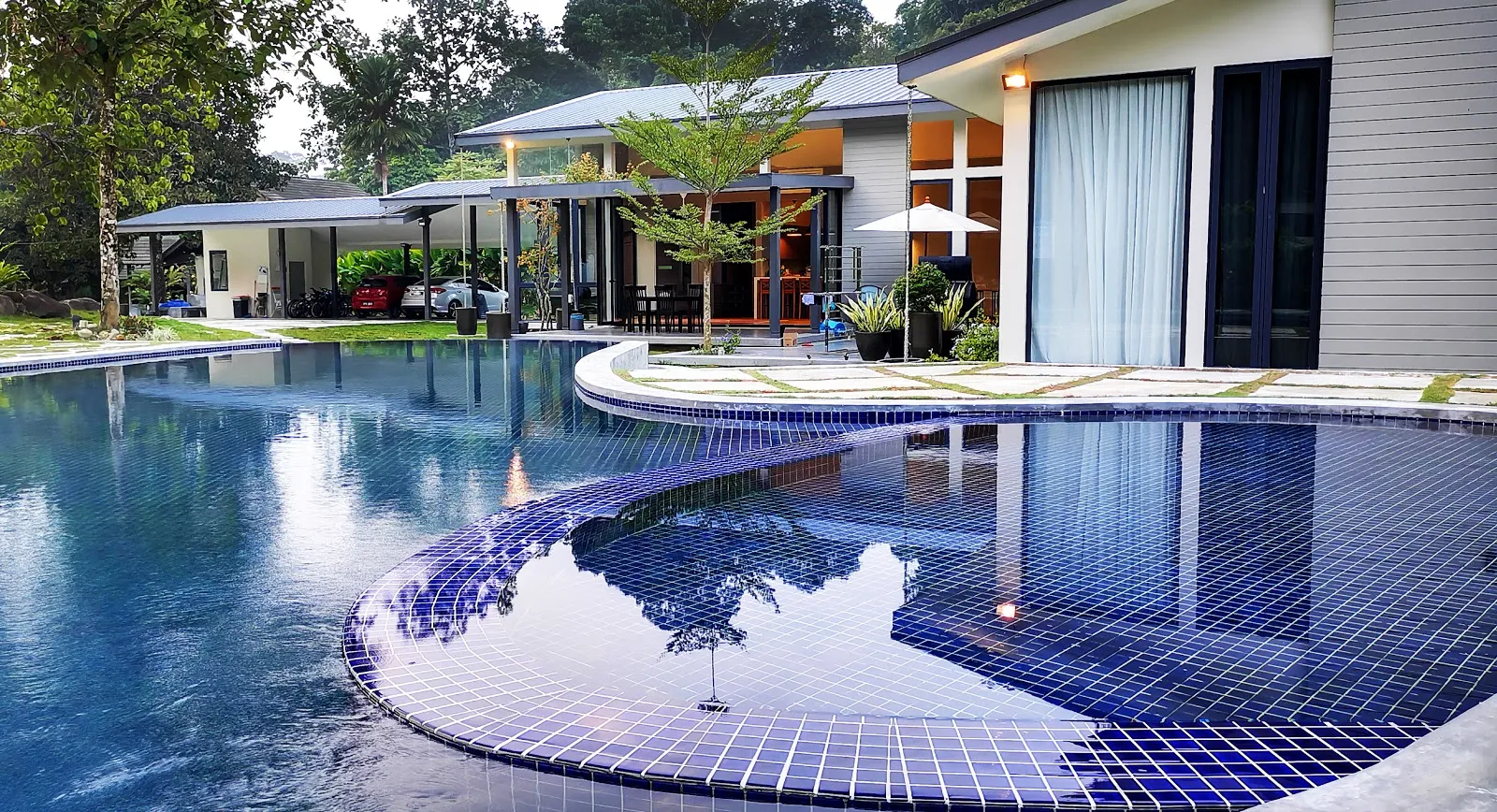 Nouri Glass Villa