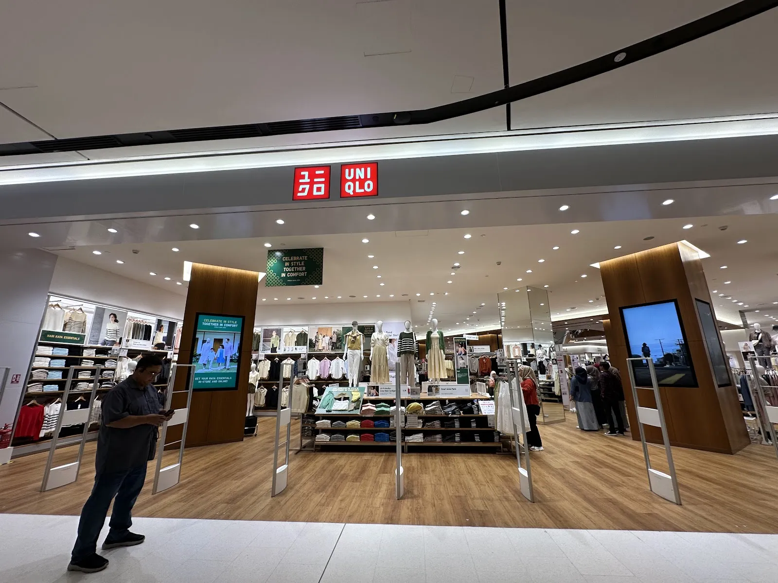 Uniqlo The Exchange Trx, Shopping Places in Kuala Lumpur | Have Halal ...