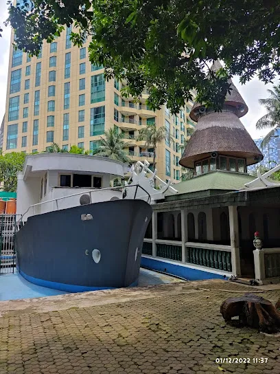 Masjid Agung Al-Munada Darussalam Baiturrahman (Masjid Perahu)