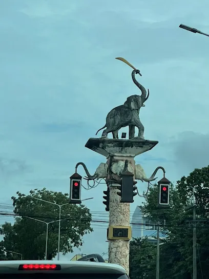 ช้างชูกระบี่ สี่แยกไฟแดงช้าง