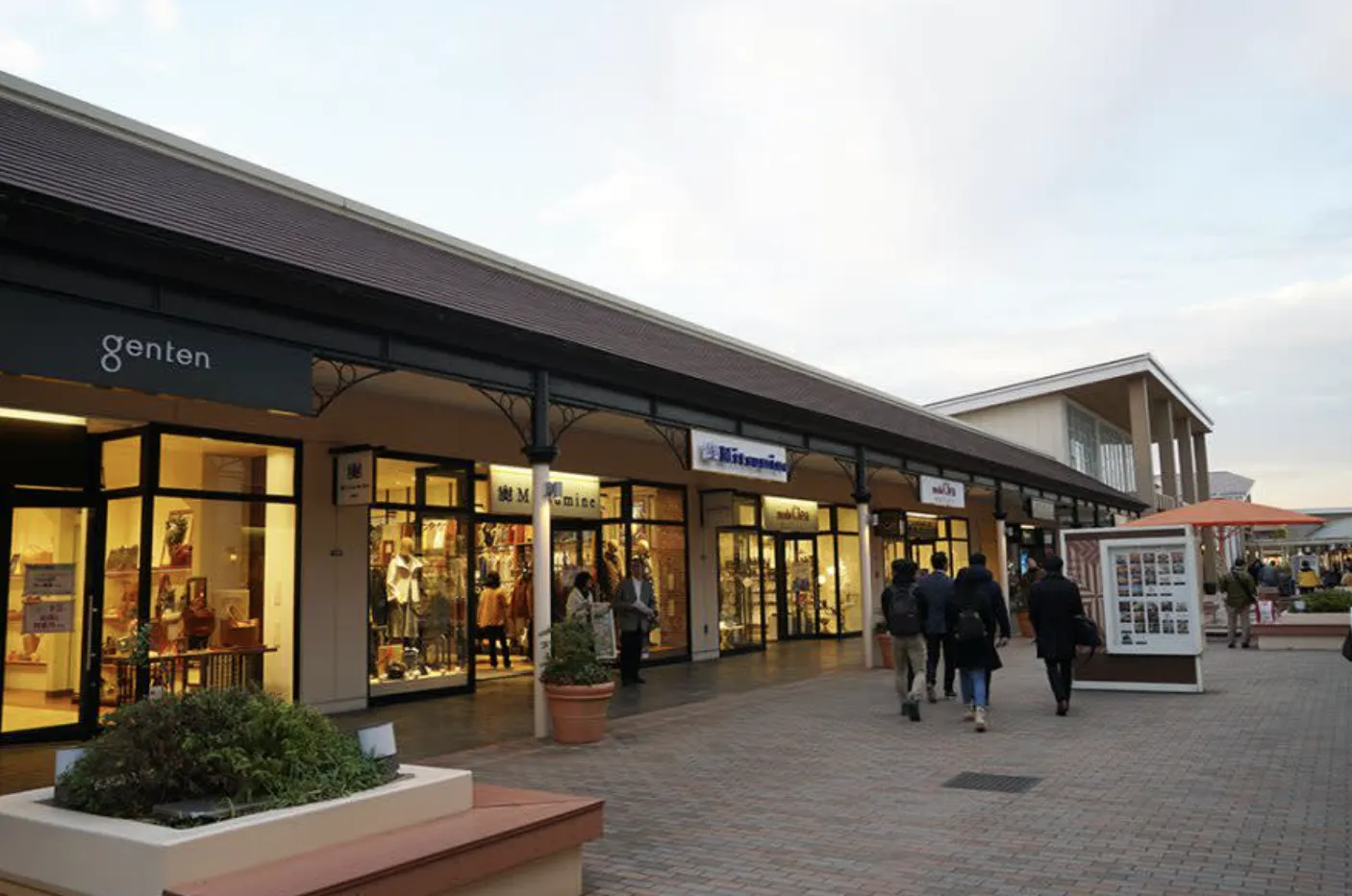 Shops lining the side of the road at Mitsui Outlet Park