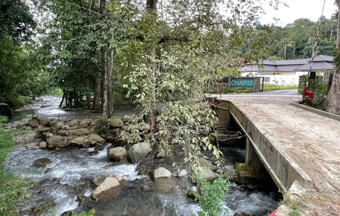 Riverside chalet Janda Baik