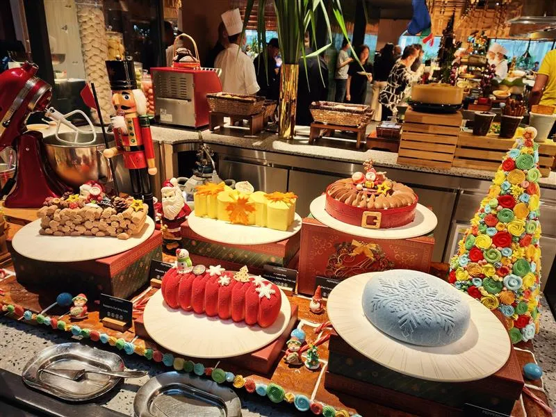 Peppermint's Holiday Feast Buffet: The Ultimate Christmas Celebration for Family and Friends