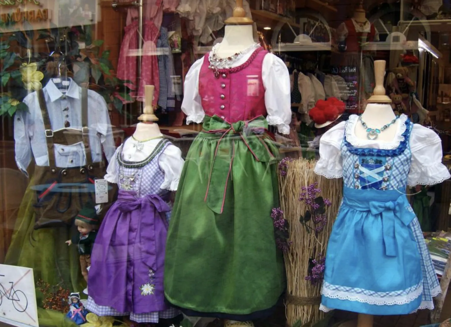 Credit: Traditional Swiss clothing on studyinginswitzerland.com