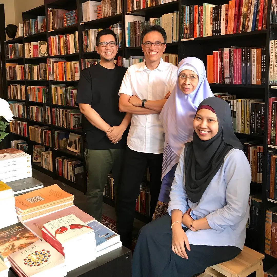 Kredit: @wardahbooks di Instagram (Ibrahim Tahir; kedua dari kiri)