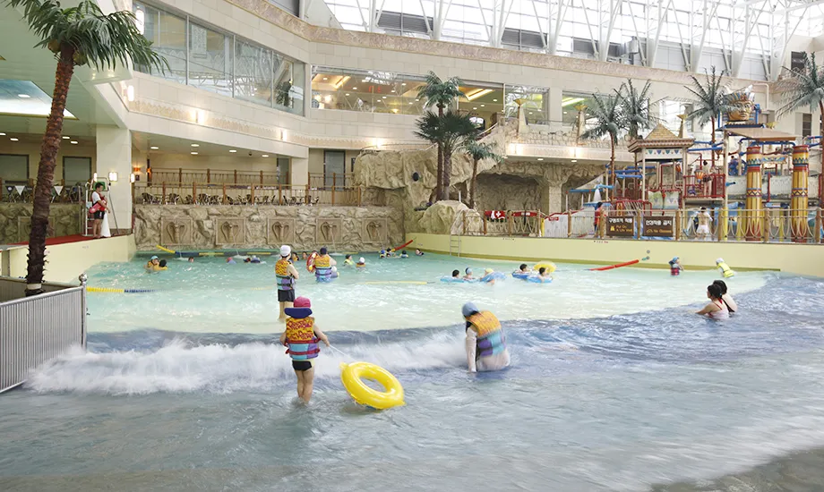 Wave pool in Ocean World Vivaldi Park
