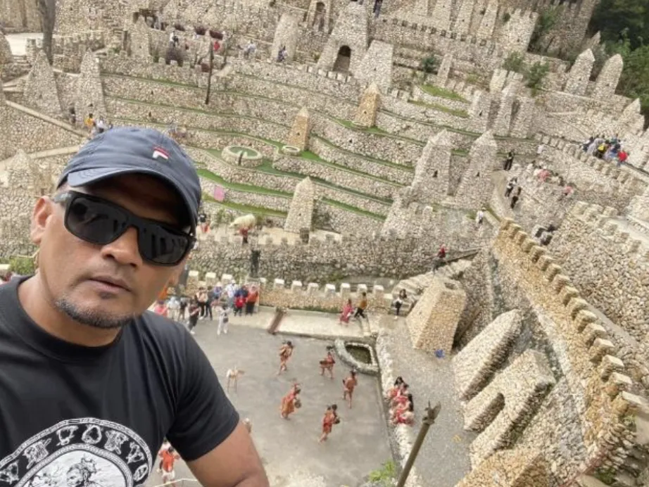 Selfie of a man at the top of Igorot Stone Kingdom