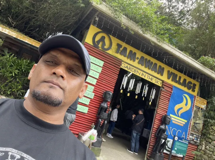 Selfie of a man in front of Tam Awan
