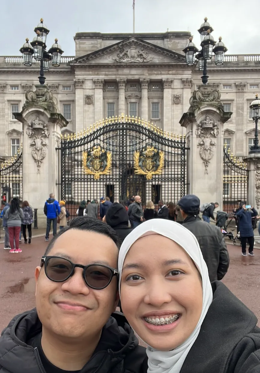 Man and woman infront of buckingham palace