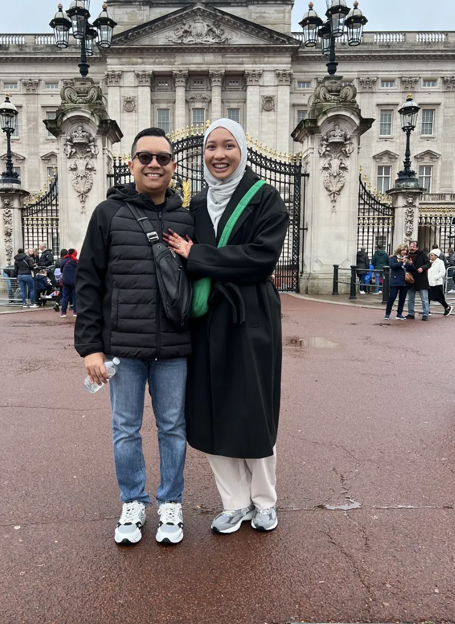 Man and woman infront of buckingham palace