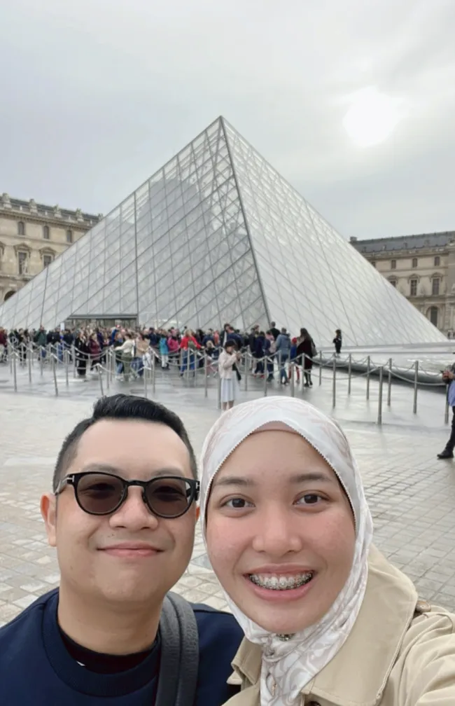 Man and woman infront of Louvre