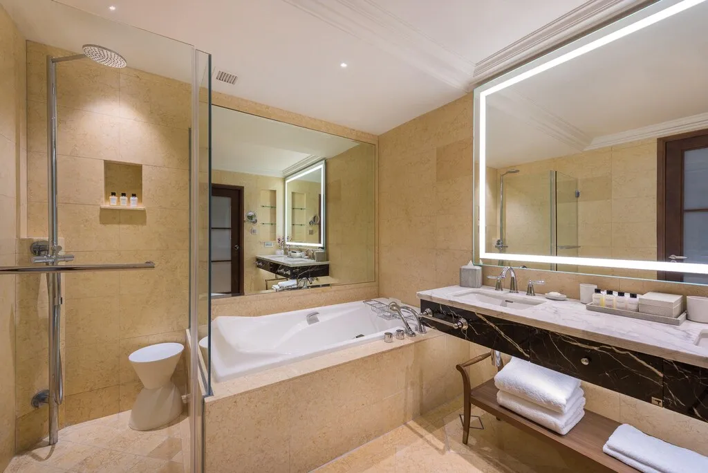 The Fullerton Hotel room