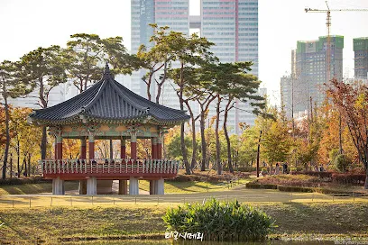 Typhoon Alert Muslim Travel Guide 2025